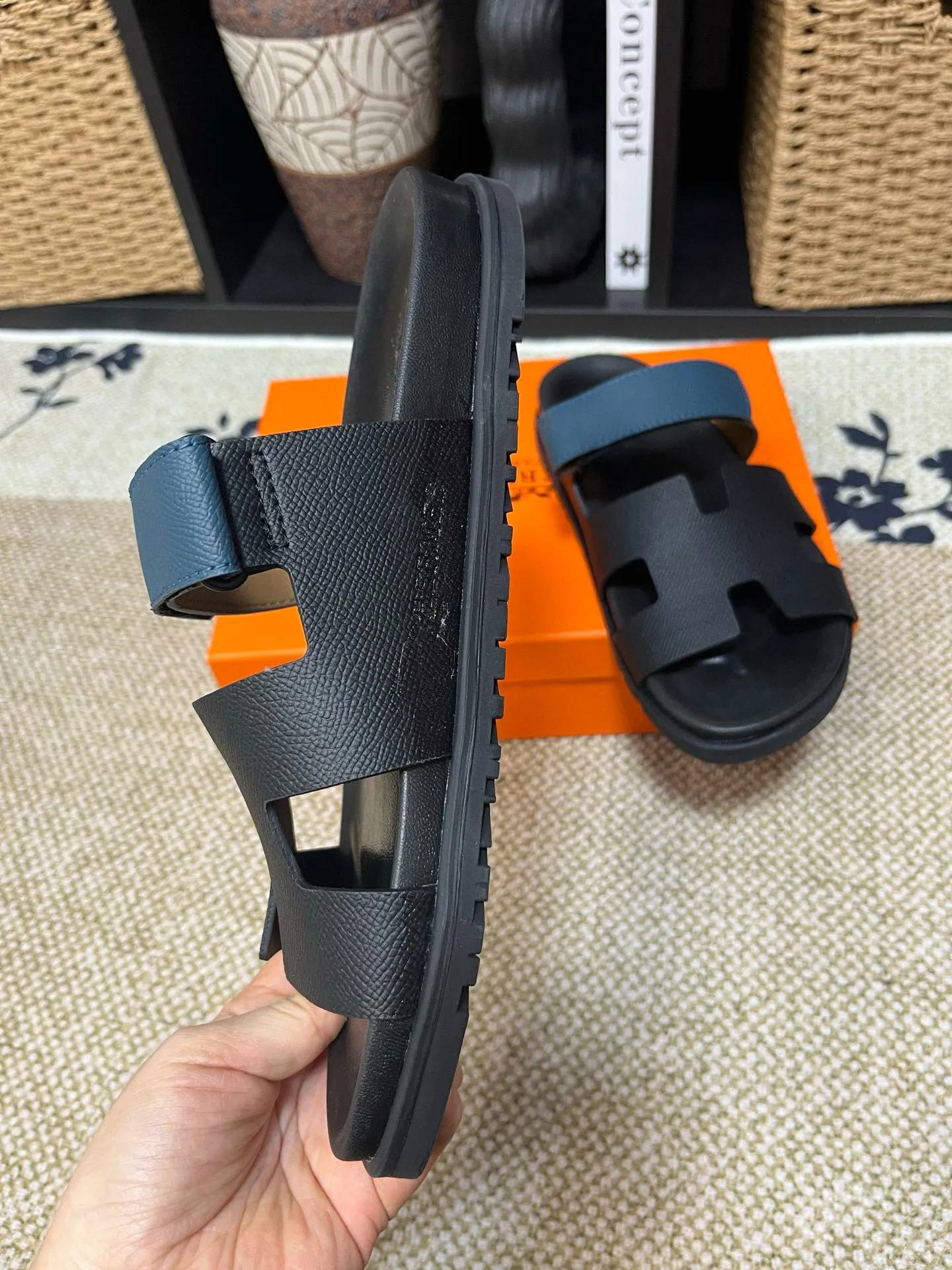 P300 Long-term stock Hermes men’s Kazimir slippers for couples - top quality woven calfskin functional sandals with intertwined uppers inspired by the “H” iconic pattern to create a casual look, perfect for summer. Imported cowhide + cowhide lining + TUP outsole Size: 35-46